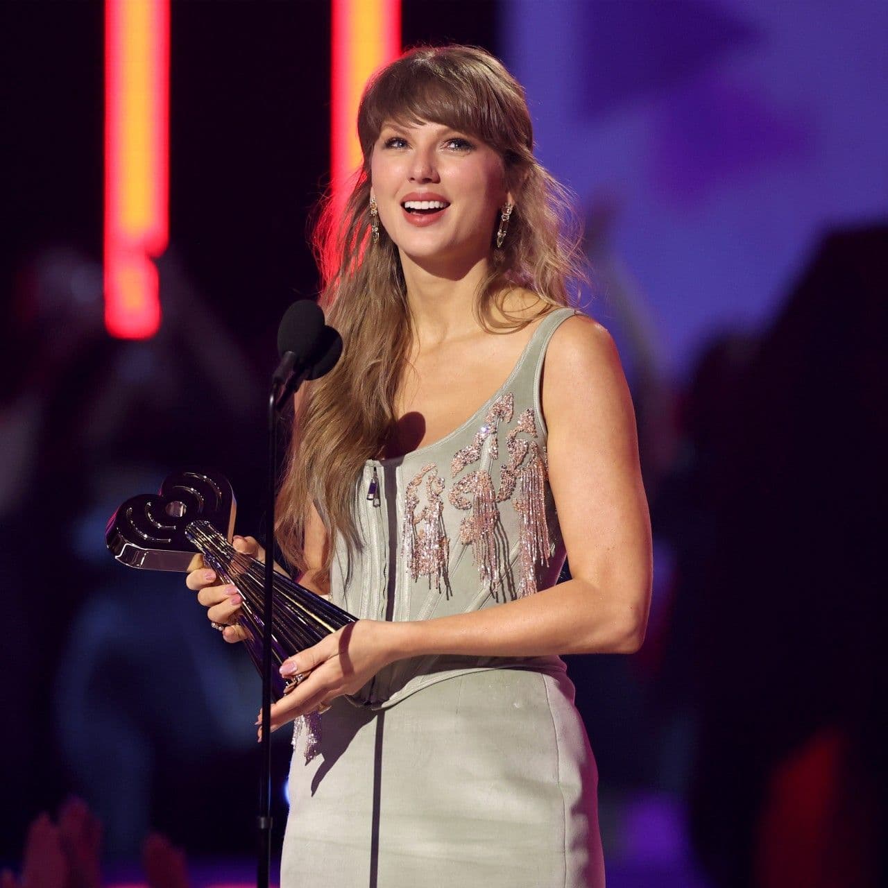 I Can See My Reflection In Taylor Swift's Pink Cat Eye Manicure