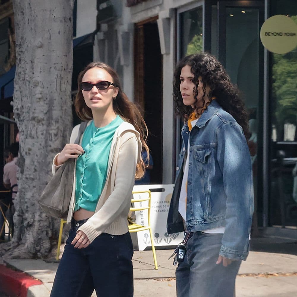 As It Turns Out, This Flat-Shoe Trend Looks Perfect With Dark-Wash Jeans