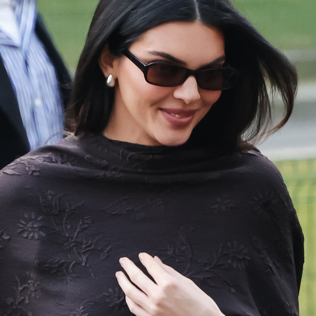 High-Vamp Pumps Are Still In, But Kendall's French-Girl Alt Looks Better With Dark-Wash Jeans